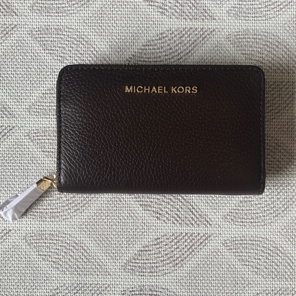 Michal Kors small zip wallet. - Picture 1 of 4